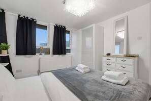 Desk, iron/ironing board, free WiFi, bed sheets - Spacious 2-Bed Near Tower Bridge   Canary Wharf (Greater London)