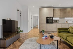 TV, offices - Spacious 2BR near Stratford Station   Olympic Park (Greater London)