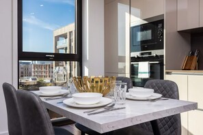 Dining - Stylish 2-Bed Apartment in Battersea (Greater London)