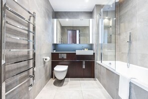 Hair dryer, towels - Stylish 2-Bed Apartment in Battersea (Greater London)