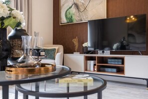 TV, offices - Spacious   Stylish 3-Bedroom Home with Free Parking in SW17 (Greater London)
