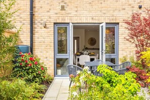 Outdoor dining - Spacious   Stylish 3-Bedroom Home with Free Parking in SW17 (Greater London)
