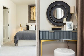 3 bedrooms, desk, free WiFi, bed sheets - Spacious   Stylish 3-Bedroom Home with Free Parking in SW17 (Greater London)