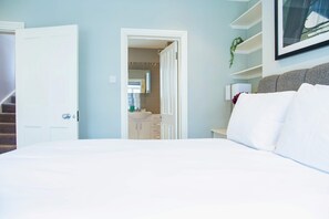 Iron/ironing board, free WiFi, bed sheets - Elegant 4-Bed Apartment in Pimlico   Sleep 7 (Greater London)