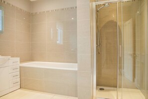 Hair dryer, towels - Elegant 4-Bed Apartment in Pimlico   Sleep 7 (Greater London)