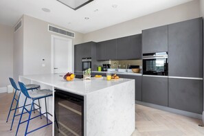Fridge, microwave, stovetop, toaster - Finchley Road Luxe  2  Bed Apartment  NW11 (London)