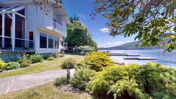 House, Balcony, Lake View | Property grounds
