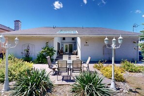 House, Balcony, Lake View | Outdoor dining - The Re-Treat at Christina Lake (Christina Lake)