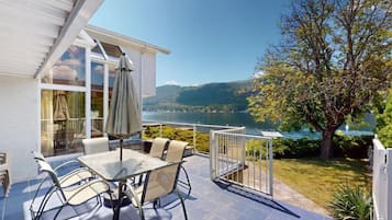 Maison, balcon, vue sur le lac | Restauration en plein air