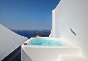 Outdoor spa tub - Ariadne Villa, Cloud 9 Santorini (Thira - Santorini)