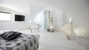 1 soverom, skrivebord, strykejern/-brett og reiseseng for barn