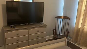 4 bedrooms, iron/ironing board, internet, bed sheets