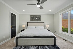 Room - Spacious modern 4-bedroom townhome on the lake and golf course. (Champaign)