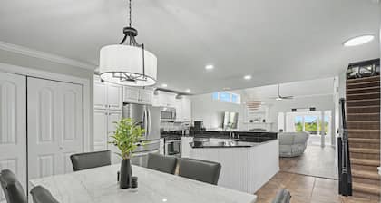 Luxury Lake & Golf Escape: 4BR & 4BTH Home + Gym,Near UIUC / U of I - Sleeps 11+