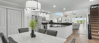 Luxury Lake & Golf Escape: 4BR & 4BTH Home + Gym,Near UIUC / U of I - Sleeps 11+
