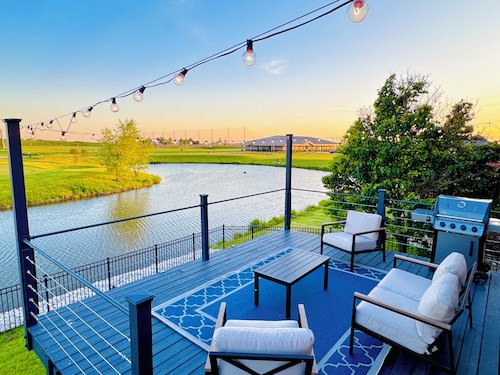 Luxury Lake & Golf Escape: 4BR & 4BTH Home + Gym,Near UIUC / U of I - Sleeps 11+