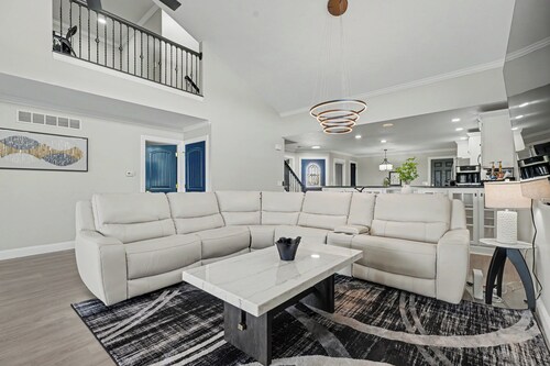 The Lake & Golf Escape Home - Spacious modern 4-bedroom townhome.