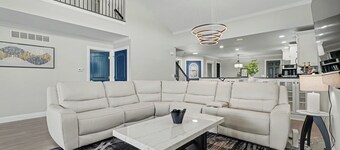 Luxury Lake & Golf Escape: 4BR Home + Gym, Near UIUC / U of I - Sleeps 10+!