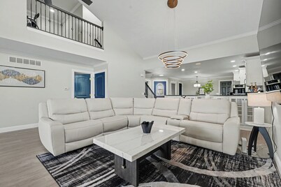 Luxury Lake & Golf Escape: 4BR Home + Gym, Near UIUC / U of I - Sleeps 10+!