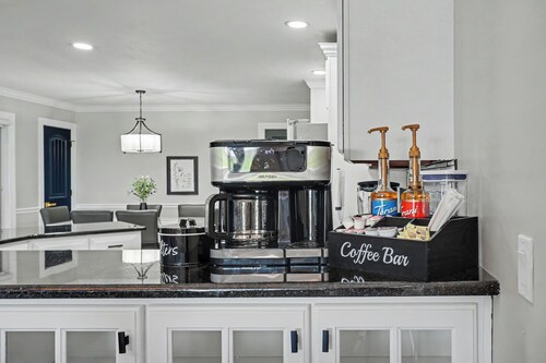 Luxury Lake & Golf Escape: 4BR & 4BTH Home + Gym,Near UIUC / U of I - Sleeps 11+