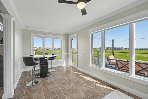 Luxury Lake & Golf Escape: 4BR Home + Gym, Near UIUC / U of I - Sleeps 10+!