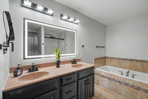 Bathroom - Spacious modern 4-bedroom townhome on the lake and golf course. (Champaign)