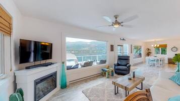 House, Balcony, Lake View | Living area