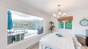 Maison, balcon, vue sur le lac | Restauration