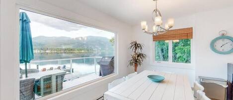 Hus - balkong - sjöutsikt | Restauranger