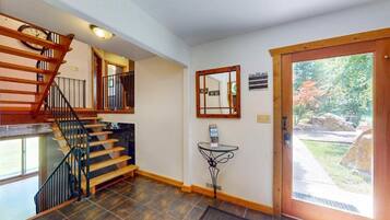 Maison, balcon | Intérieur