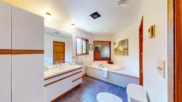 Maison, balcon | Salle de bain