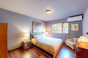 House, Balcony | Iron/ironing board, free WiFi, bed sheets - The Big Space on Chase (Christina Lake)