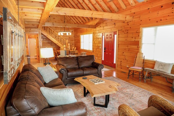 Smart TV, books - Woodchuck Acres- 11 acres with Mtn Views + Pond, 7 Min. from Helen (Sautee Nacoochee)