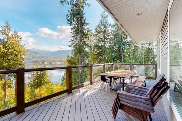 Outdoor dining - IKES Retreat (Christina Lake)