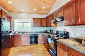 House, Balcony, Lake View | Private kitchen | Coffee/tea maker - IKES Retreat (Christina Lake)