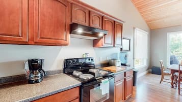 Casa, sacada, vista para o lago | Cozinha privada | Cafeteira/chaleira
