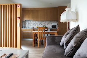 Deluxe-huoneisto, patio, näköala puutarhaan | Sisätilat
