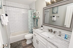 Hair dryer, towels - Sandpiper Cove 8213 Updated Condo In Destin, FL  3-minute walk to the beach! (Destin)