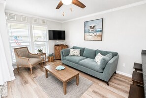 TV, books - Sandpiper Cove 8213 Updated Condo In Destin, FL  3-minute walk to the beach! (Destin)
