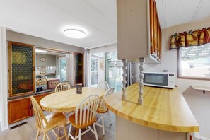 Dining - Lazy Dayz Cottage (Christina Lake)