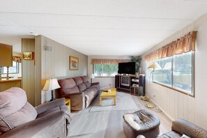 Flat-screen TV - Lazy Dayz Cottage (Christina Lake)