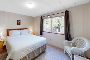 Iron/ironing board, free WiFi, bed sheets - Lazy Dayz Cottage (Christina Lake)