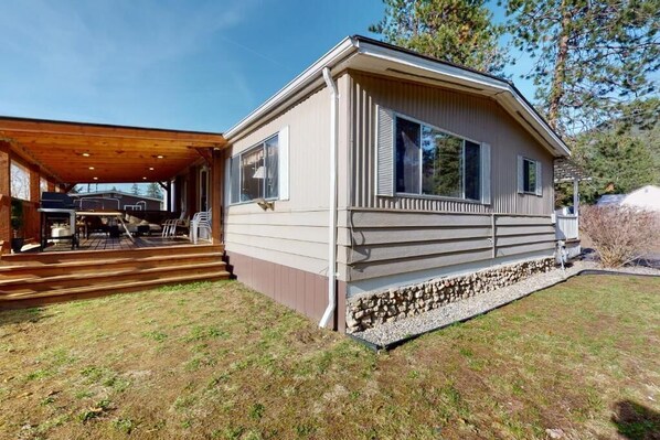 Exterior - Lazy Dayz Cottage (Christina Lake)