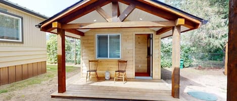 Lazy Dayz Cottage & Jewels Bunkie | Living area | Flat-screen TV