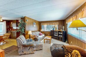 Flat-screen TV - Lazy Dayz Cottage (Christina Lake)