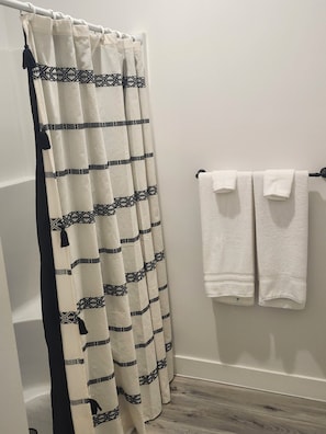 Douche, baignoire à remous, séchoir à cheveux, bidet