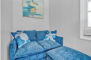 Living area - Key West Steps to Duval, Truman Waterfront Park and Beach. Walk everywhere (Key West)