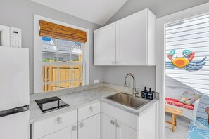 Private kitchen - Key West Steps to Duval, Truman Waterfront Park and Beach. Walk everywhere (Key West)