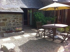 Outdoor dining - Traditional farmhouse, cottage and Anexxe, 2 acre garden and woods, (Louvigné-du-Désert)