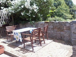 Outdoor dining - Traditional farmhouse, cottage and Anexxe, 2 acre garden and woods, (Louvigné-du-Désert)